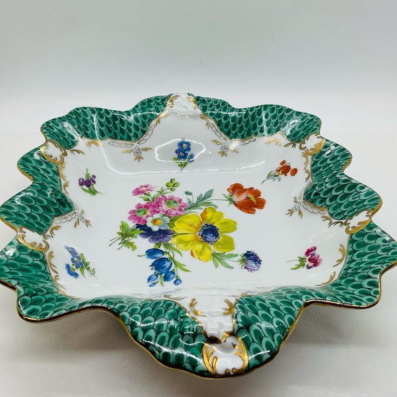 VTG Paris Royal Peint a La Main Porcelain Floral Scalloped Edge Bowl Dish 10”x7” - Picture 5 of 9